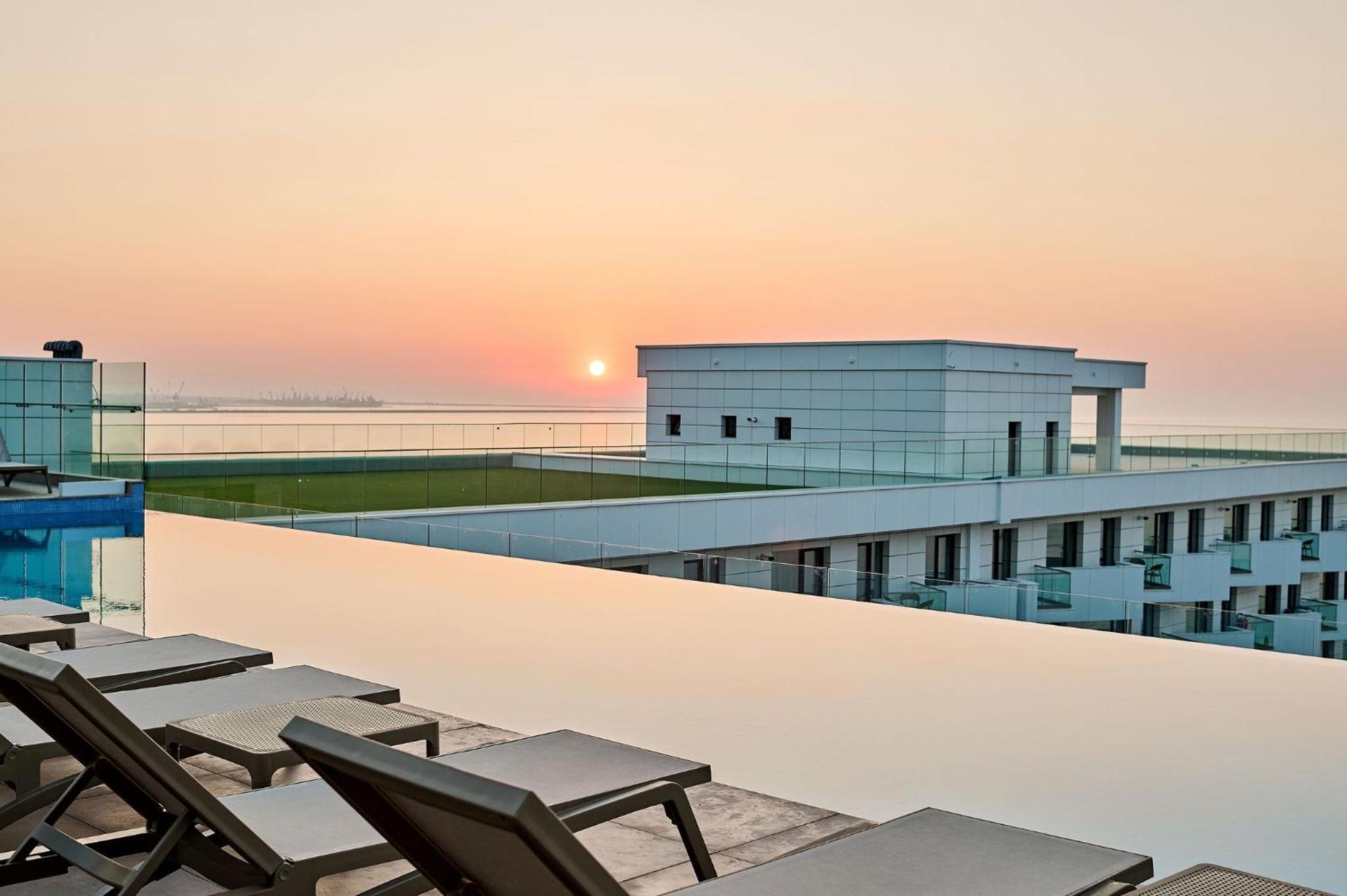 Summer Residence Apartment In Infinity Beach Resort - Parking Mamaia Extérieur photo